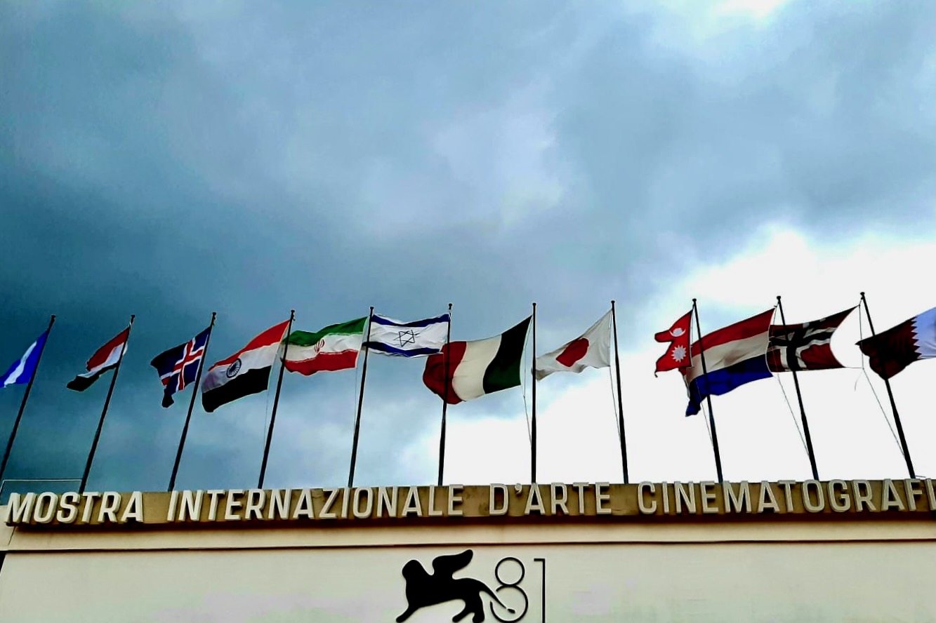 facciata con bandiere